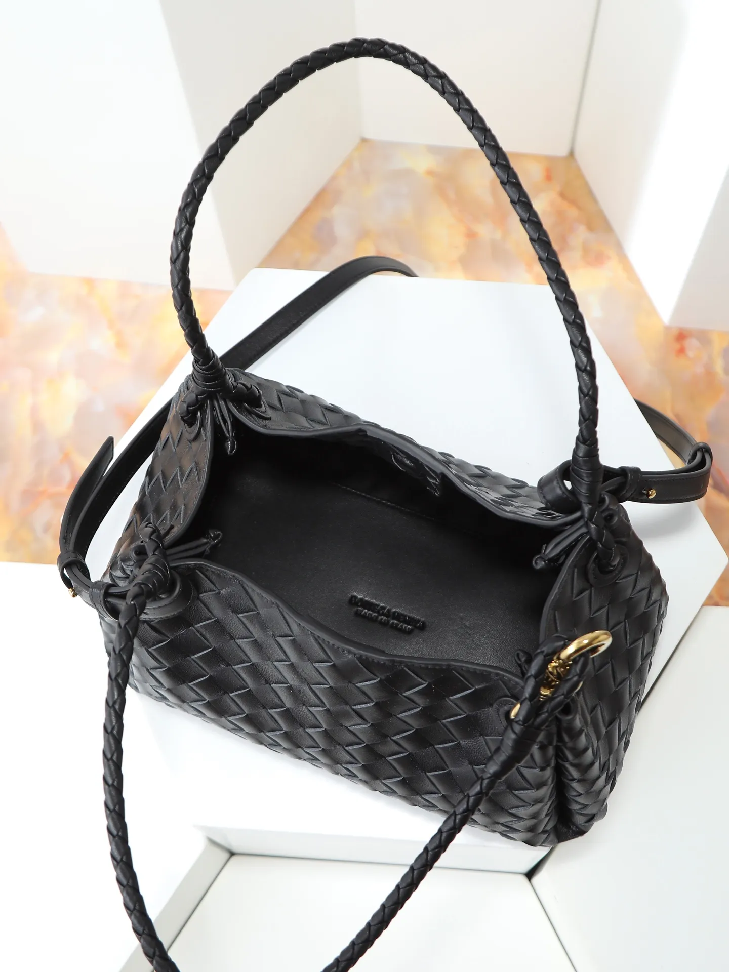 1300. BV's new intrecciato woven leather shoulder bag 🪂 835921 comes with a detachable diagonal shoulder strap and comes with a mini bag inside. The appearance retains the unique design of BV woven leather. The parachute bag is a bag that makes people fall in love before seeing the real thing. The small golden knot embellishment is full of simple and high-end sense to meet your needs in different occasions. Size: 29.5X18.5X17.5cm